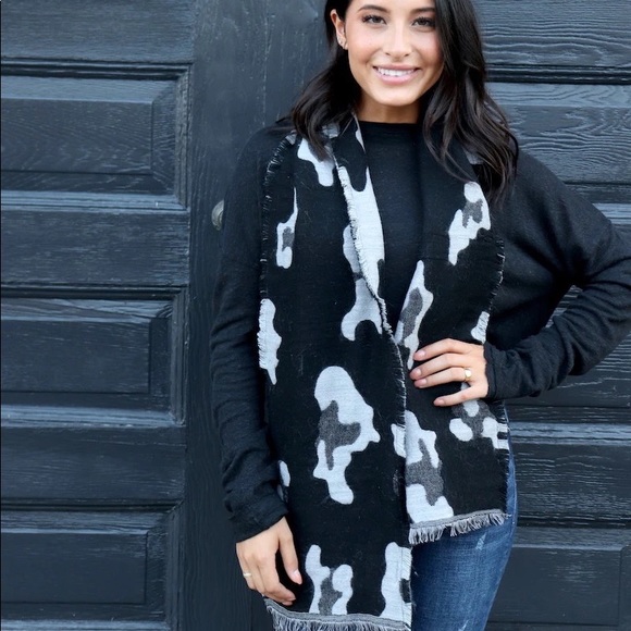 Blacks and gray cami print scarf with fringe hemline. - Picture 4 of 5